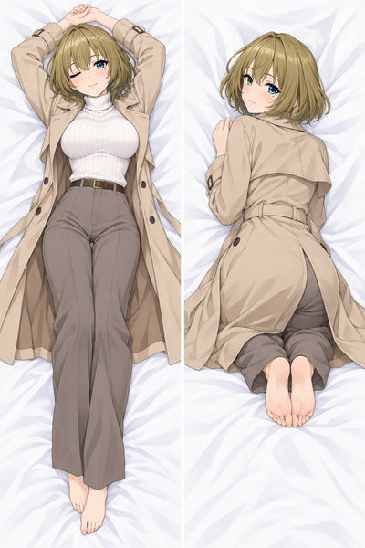 Almohada de Kaede Takagaki con gabardina