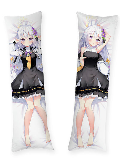 Almohada Shirasu Azusa con vestido negro