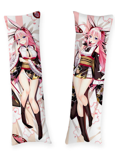 Almohada Yae Sakura con kimono floral negro